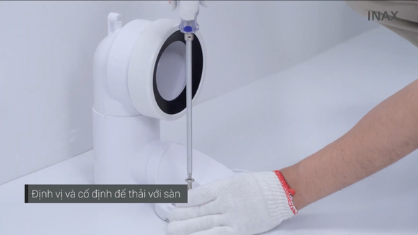 Cố định và lắp đường đế nước thải bồn cầu 