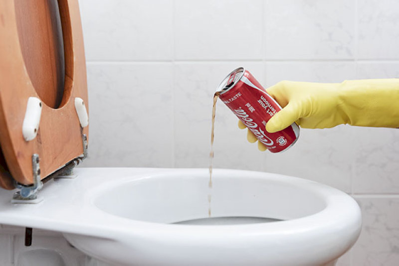 Dùng coca kết hợp nước nóng để thông bồn cầu