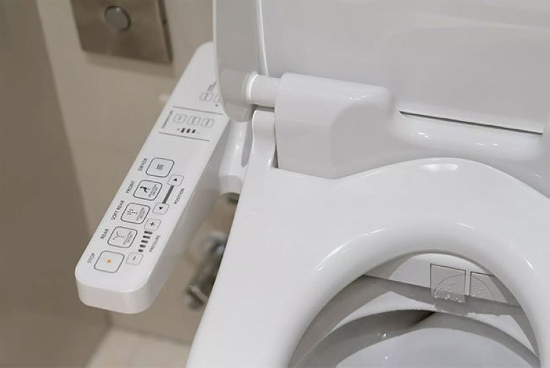 Bồn cầu điện tử thông minh với bảng điều khiển tiện lợi, cho phép tùy chỉnh nhiều chức năng như rửa, sấy và làm ấm nắp ngồi.
