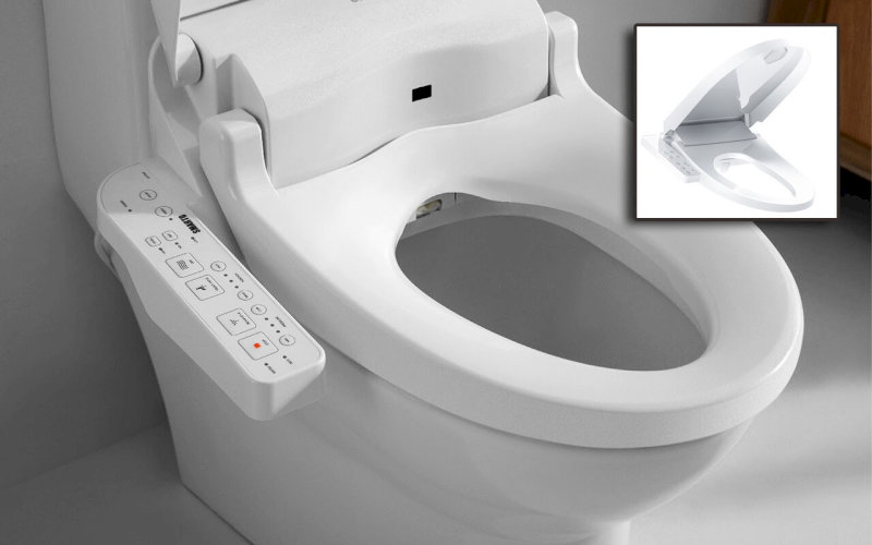 Nắp bồn cầu thông minh với thiết kế hiện đại, tích hợp bảng điều khiển bên hông và khả năng tự động đóng mở tiện nghi cho người dùng.