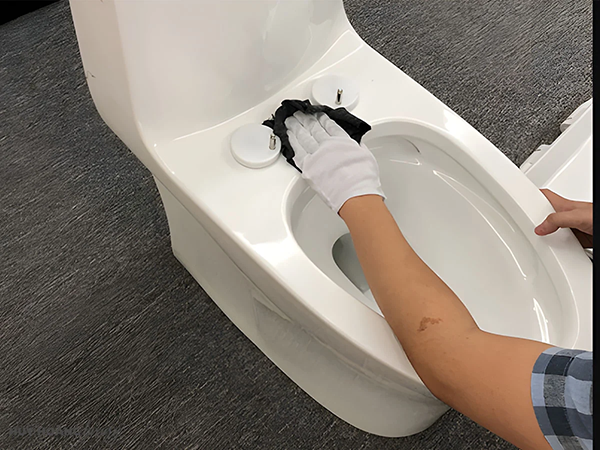 Vệ sinh bệ ngồi bồn cầu để đảm bảo sạch sẽ trước khi hoàn thiện