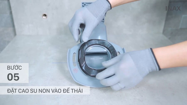 Lắp đặt đế thải bồn cầu