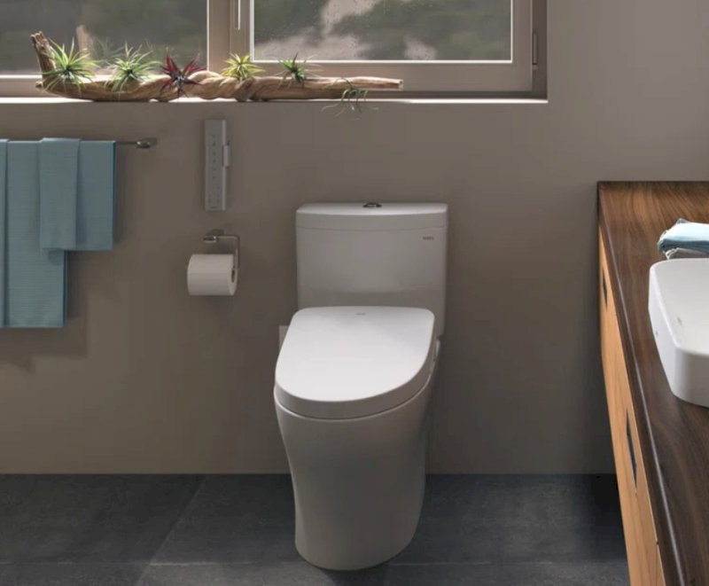 Bồn cầu TOTO màu trắng với hệ thống xả mạnh mẽ, tiết kiệm nước, phù hợp với phòng tắm gia đình.