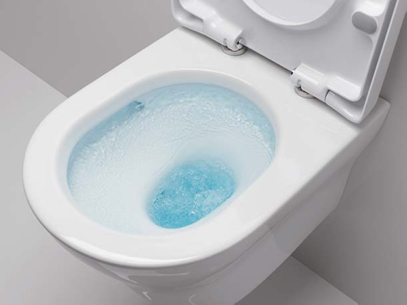 Dùng nước xà phòng màu xanh và nước nóng để thông bồn cầu