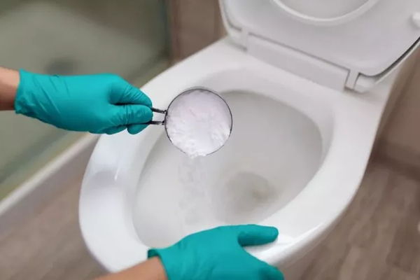 Kết hợp giữa muối cùng nước nóng cũng giúp thông bồn cầu bị tắc giấy vệ sinh.