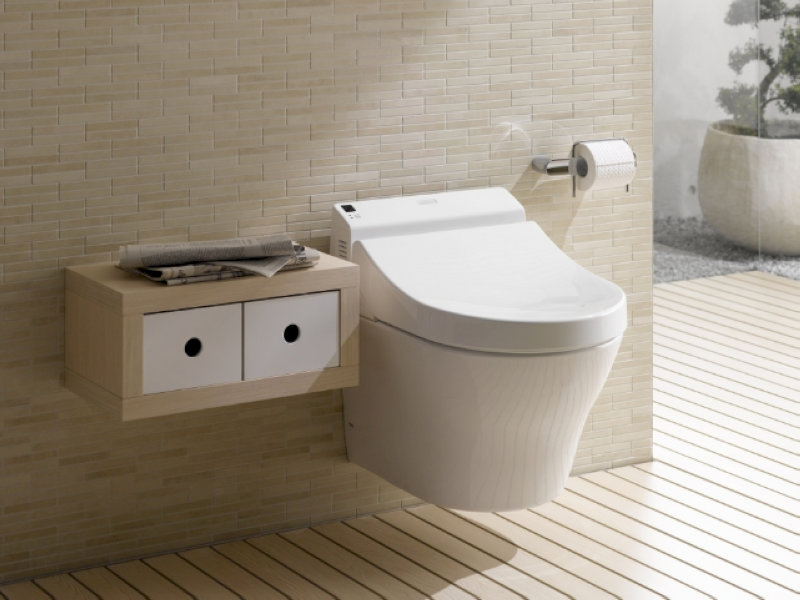 Bồn cầu th&ocirc;ng minh m&agrave;u trắng trong ph&ograve;ng tắm hiện đại giả gỗ v&agrave; th&ugrave;ng đồ d&ugrave;ng b&ecirc;n cạnh