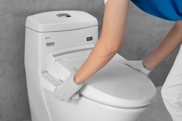 Tháo bồn cầu để xử lý trực tiếp