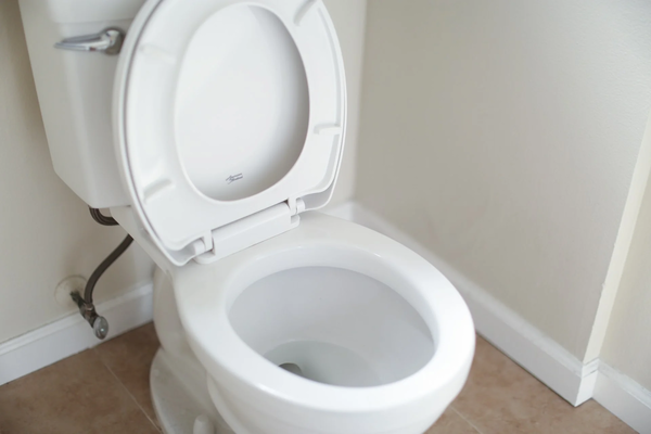 Bồn cầu bị hở mùi do lâu ngày không vệ sinh