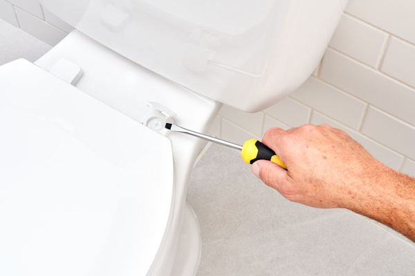 Sử dụng tua vít để tháo lắp bồn cầu 1 khối