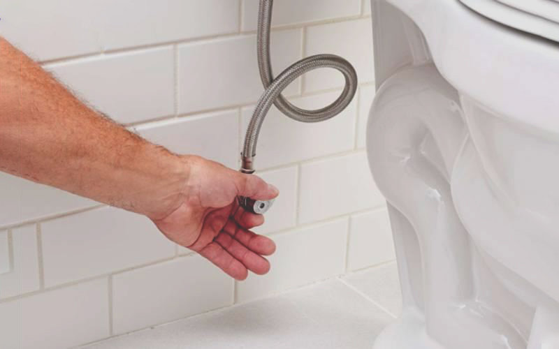 Khóa van nước bồn cầu bằng thao tác cẩn trọng, giúp đảm bảo an toàn trước khi tiến hành sửa chữa hệ thống xả nước.