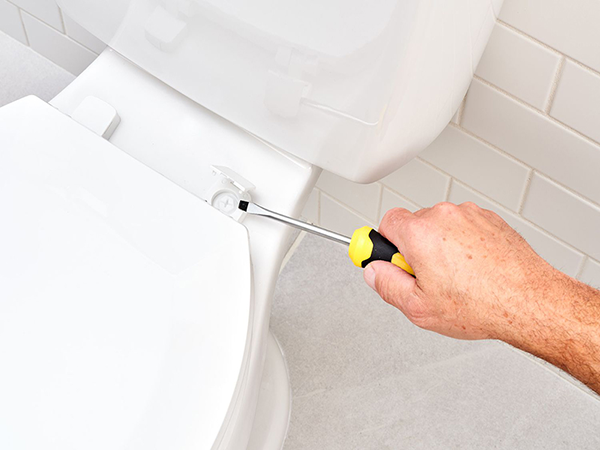 Bước cuối cùng để hoàn thiện quá trình lắp đặt nắp bồn cầu mới