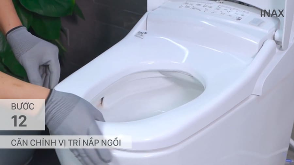 Lắp đặt nắp bồn cầu thông minh vào đúng vị trí