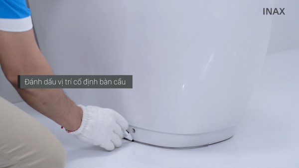 Lắp đặt thân bồn cầu 