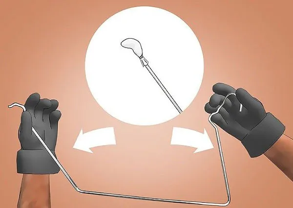 Bạn có thể tận dụng móc quần áo để thông bồn cầu bị tắc giấy vệ sinh.