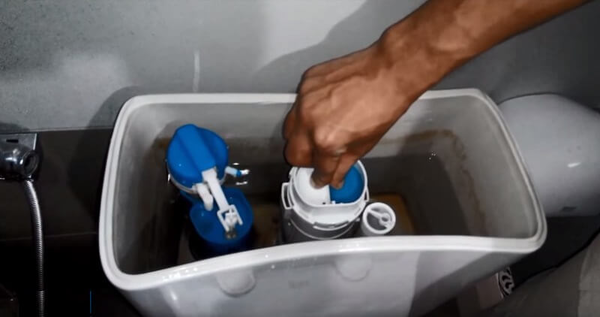 H&atilde;y kiểm tra v&agrave; loại bỏ c&aacute;c vật cản l&agrave;m phao bồn cầu INAX kh&ocirc;ng ngắt nước