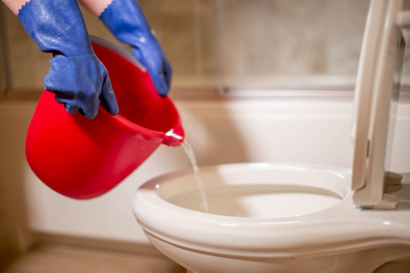 Kết hợp hỗ hợp giấm và nước muối cùng nước nóng để thông bồn cầu