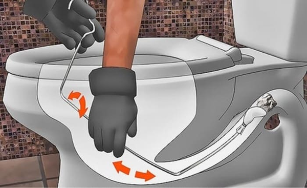 Bạn có thể dùng dây thông bồn cầu (dây lò xo) để thông bồn cầu bị nghẽn do giấy vệ sinh.