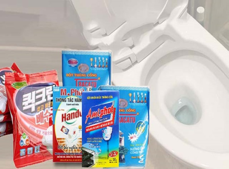 Trộn nước nóng và các bột thông cống để thông bồn cầu