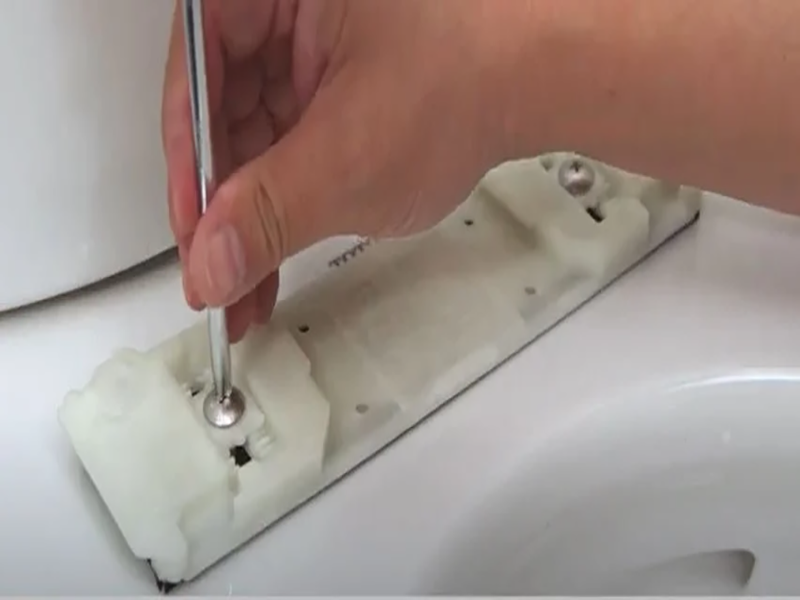 Tháo gỡ nắp bàn cầu cũ