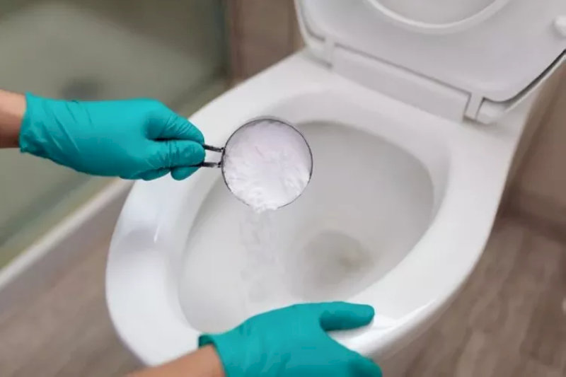 Muối kết hợp với nước nóng để thông bồn cầu