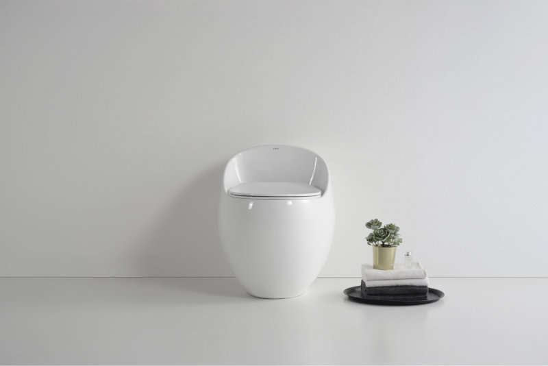 Bồn cầu thông minh Toto màu trắng, nắp bồn cầu tự động nâng hạ. Thiết kế nhỏ gọn, phù hợp với không gian phòng tắm hiện đại.